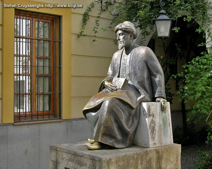 Cordoba - Maimonides Beeld van Maimonides, een groot joods filosoof, geleerde en arts. Geboren in Cordoba, nadien verhuisd naar Fes, hij werd de lijfarts van Saladdin en stierf tenslotte in Caïro in 1204. Stefan Cruysberghs